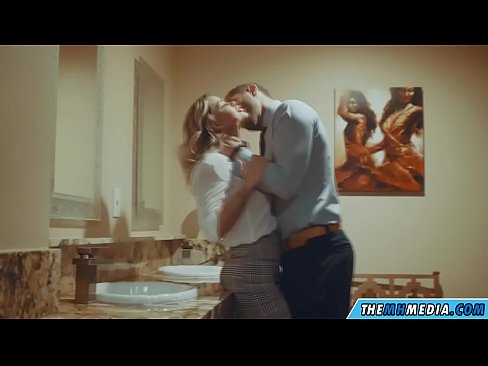 ❤️ Kiam belplena blondulo delogas vin en publika necesejo Kvalita porno ĉe porno eo.gaypornforyou.ru ☑